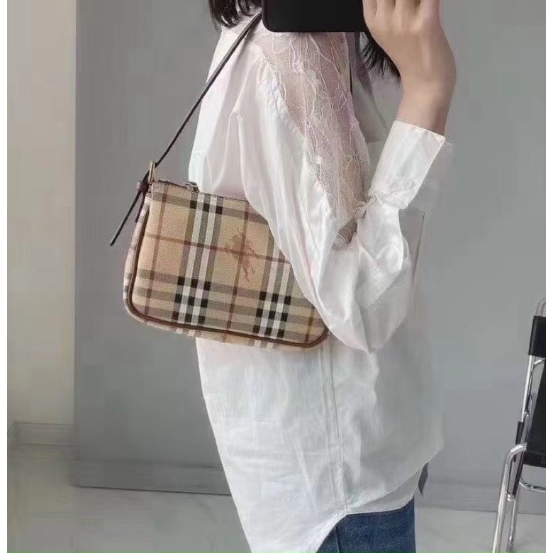 Túi kẹp nách Burrbery vừa vừa, xinh xinh