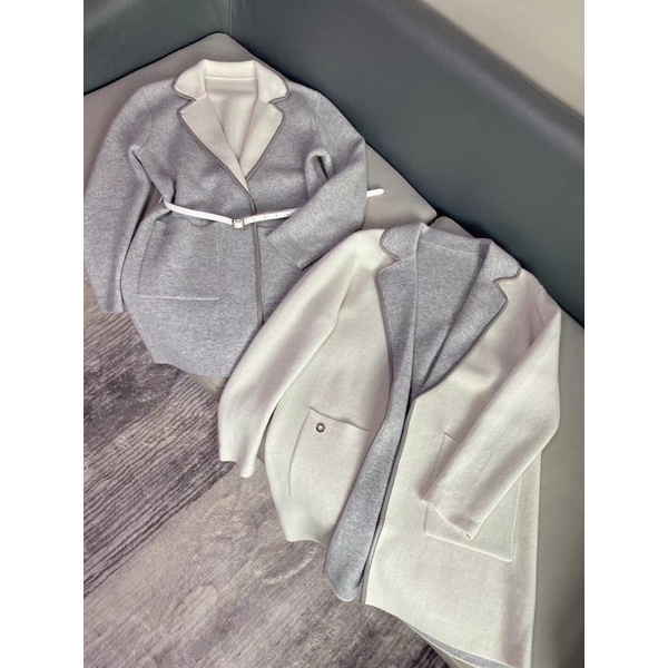 Áo dáng vừa thắt lưng ngược mặc được hai kiểu siêu tiện lợi.