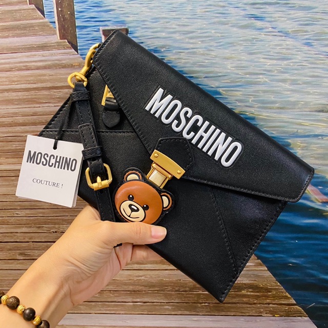 Ví Moschino gấu đen / Clutch Moschino Teddy Bear Clutch bag đen đính chú gấu biểu tượng hãng