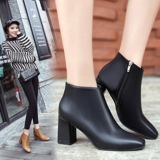 Bốt nữ cổ thấp da mềm, gót vuông 7cm. Giày boots nữ da có lót lông mịn bên trong.