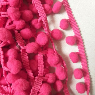 dây pom pom , có 4 màu,size 2.5cm.(2mét/10k)