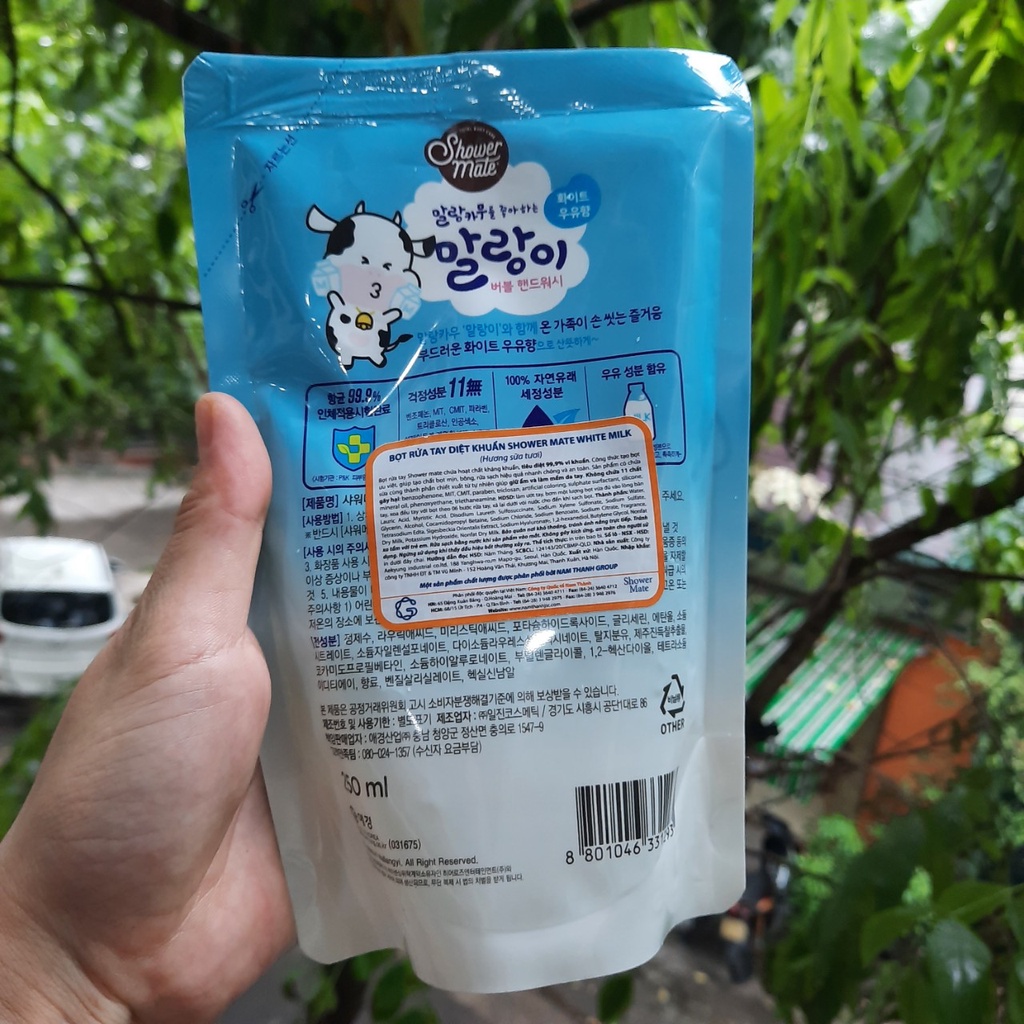 Bọt rửa tay diệt khuẩn Showermate hương dâu và sữa tươi Hàn Quốc 250ml