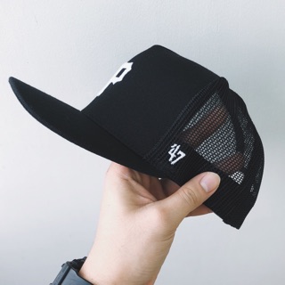 Nón logo P Trucker, form vuông đứng