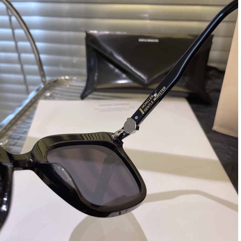 Kính Mát Gọng Vuông Màu Đen SWIPE 4 01 -