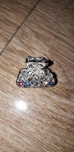 Một chiếc kẹp tóc bằng kim loại 5 răng có đính đá nhiều màu cho bé rất đẹp