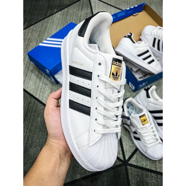Giày thể thao cổ thấp | Adidas Superstar tem vàng