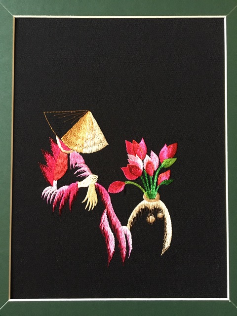 Tranh thêu tay hoàn thiện 30x35cm Tranh nghệ thuật Cô gái bên nhành hoa Sen CGBS001