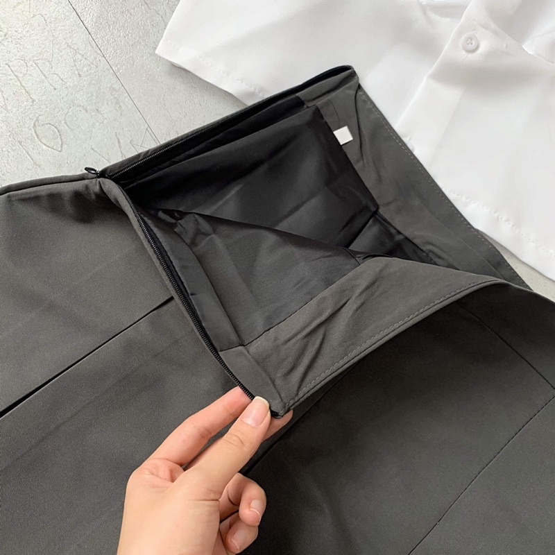 Set áo sơ mi croptop và chân váy xếp ly bản to