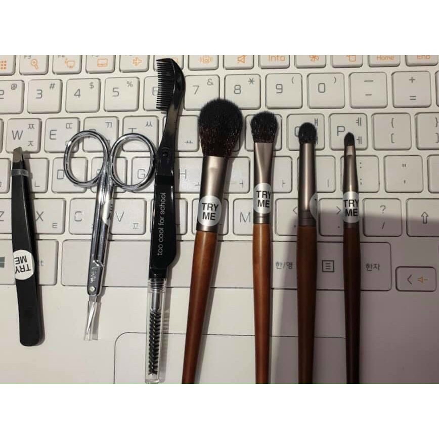 Set cọ trang điểm TOO COOL FOR SCHOOL đa năng tiện lợi kèm túi da đựng