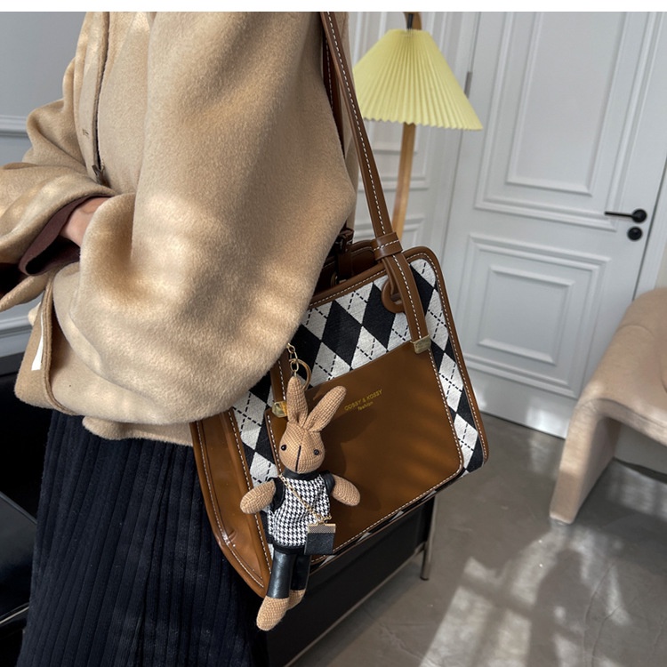 Túi đeo vai IELGY dễ phối đồ thời trang cho phái nữ