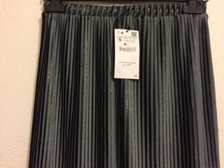 Váy xếp ly Zara
