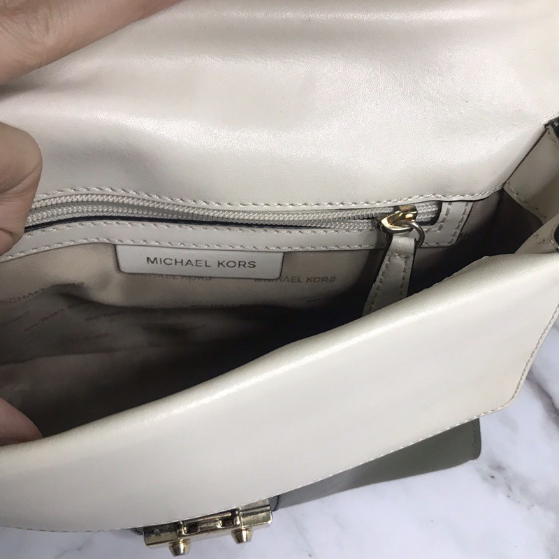 💚 👜  Túi cầm tay, đeo chéo phom vừa phối 3 màu hiệu Micheal kors độ mới khá cao
