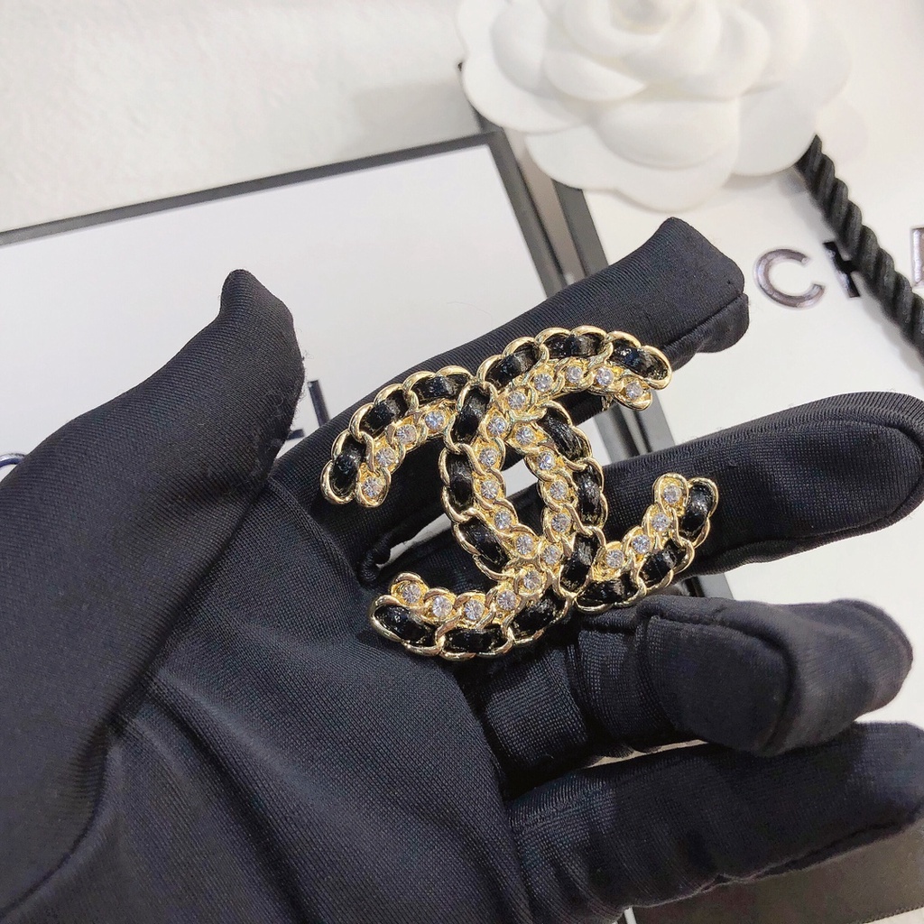 Ghim cài áo hình logo đính đá giả thời trang