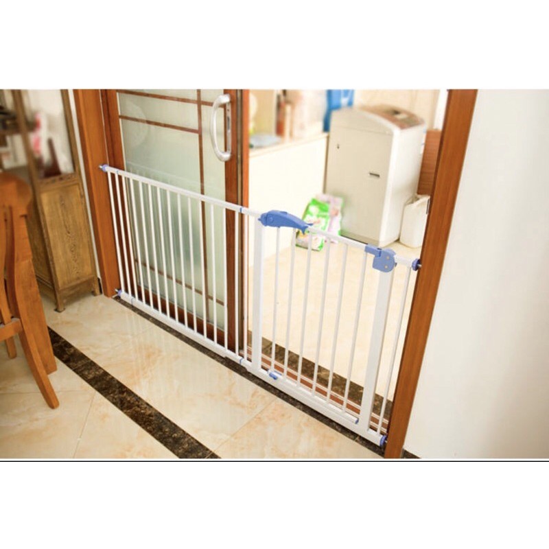 Thanh chắn cầu thang, chắn cửa an toàn TỰ ĐỘNG KHÓA không khoan đục dành cho bé hàng Việt Nam