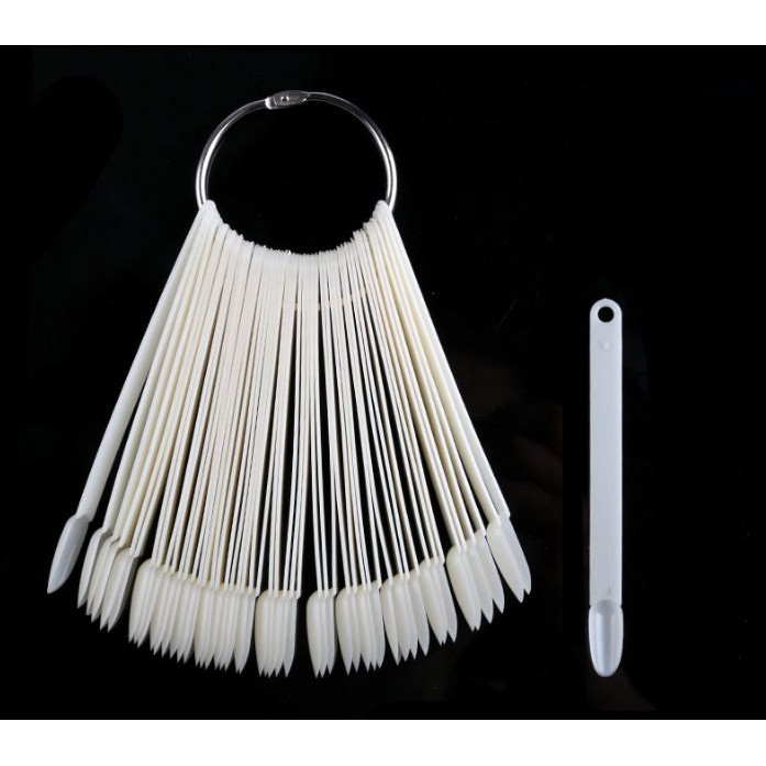 Móng que nhọn tập sơn làm bảng màu