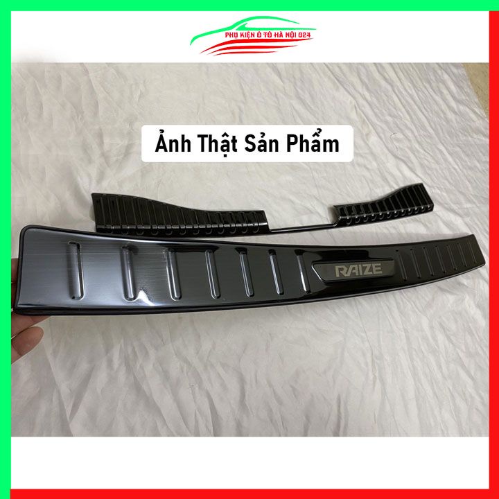 Ốp chống trầy cốp Raize 2021-2023 thép không gỉ vân Titan chống trầy bảo vệ xe