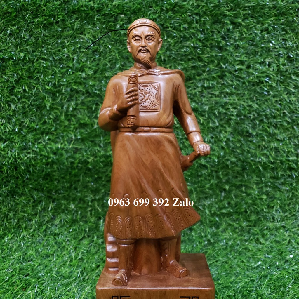 Tượng Quốc công tiết chế hưng đạo vương Trần Quốc Tuấn