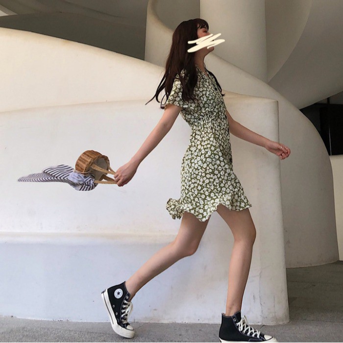 (HÀNG SẴN) Váy hoa nhí xòe ngắn đuôi cá cổ V dọc khuy style Retro cá tính Hong Kong | BigBuy360 - bigbuy360.vn