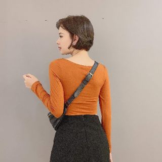 Crop tay dài cổ vuông