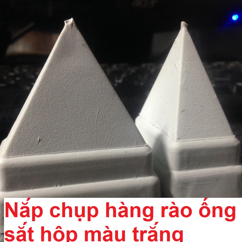 Bịt sắt chụp hàng rào bằng nhựa trắng và đen
