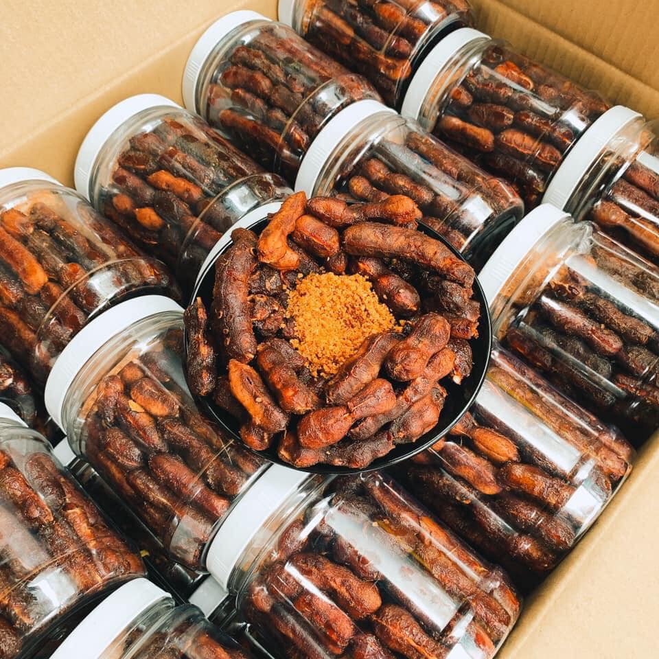 Me lào nguyên trái chấm muối tôm