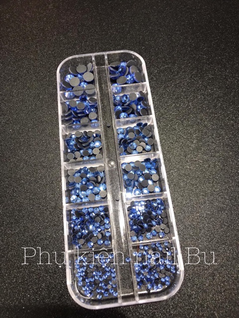 Đá chân keo mix size chia khay,1 khay đầy đặn 1400 viên