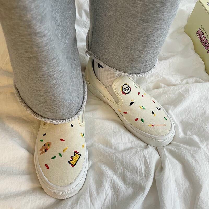 Giày thể thao nữ mẫu cực cute được may nhiều màu sắc trang trí