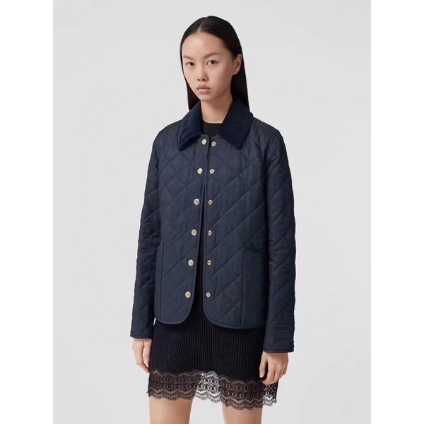 Áo khoác Burberry thiết kế áo khoác hình thoi có túi tiện lợi.