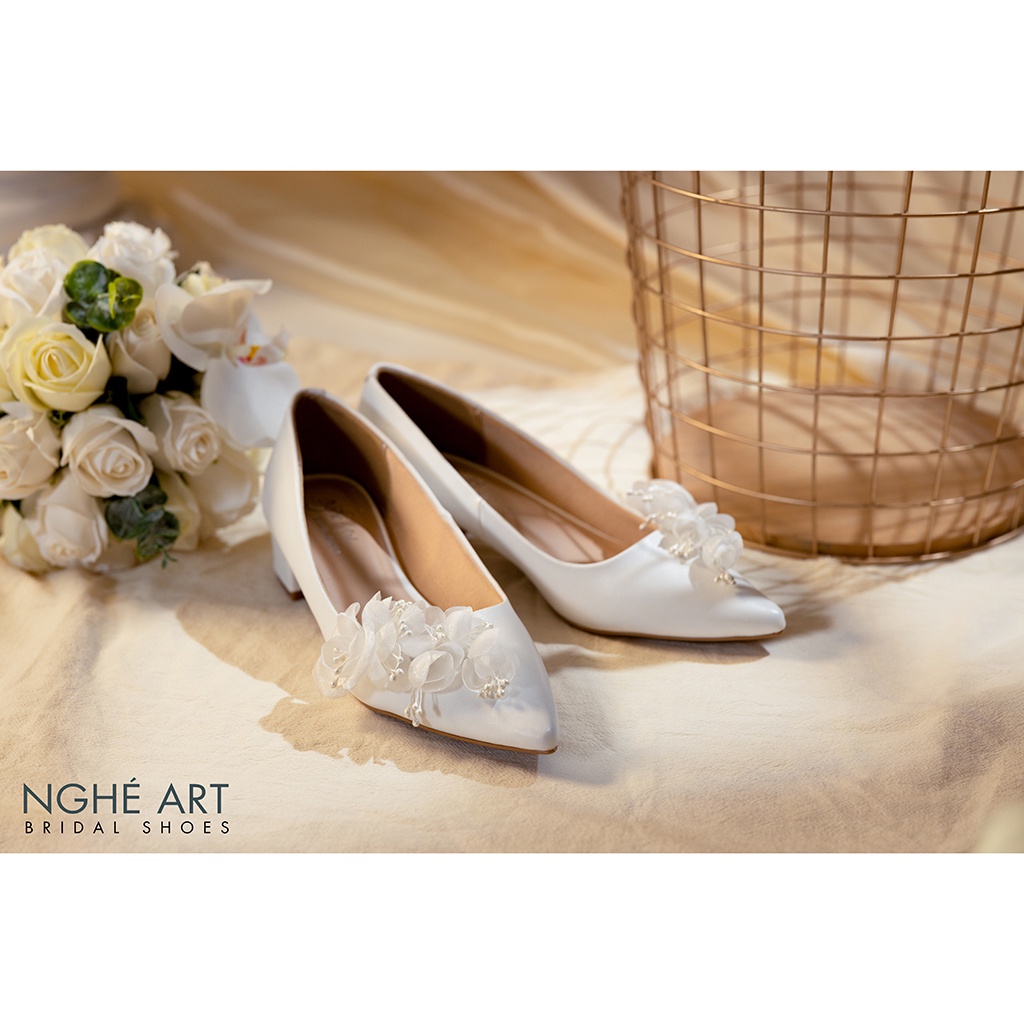 Giày cô dâu Nghé Art đính dãy hoa 390