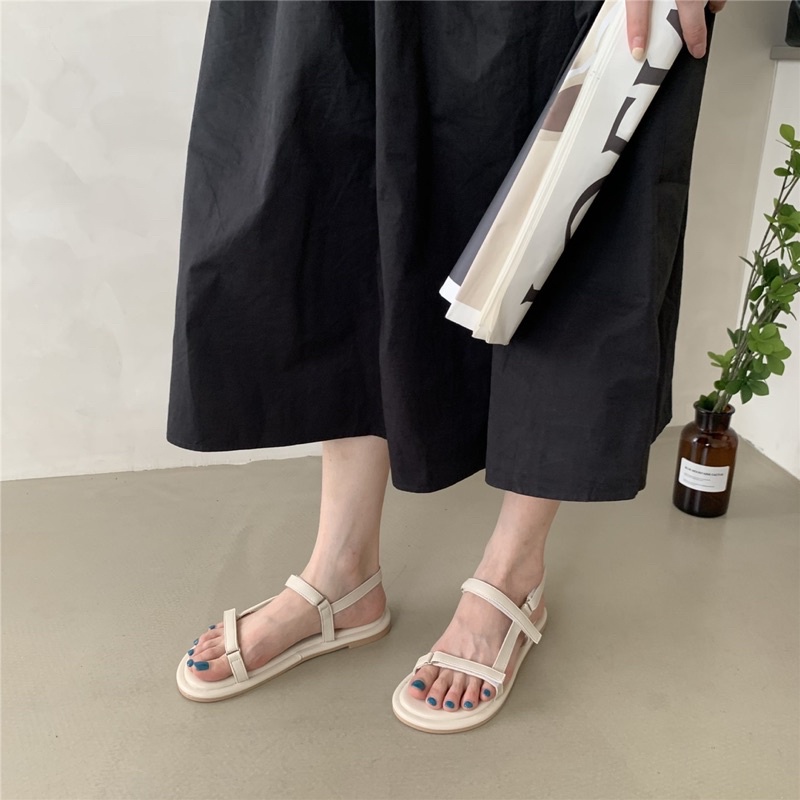 Giày sandals đế bệt quai ngang