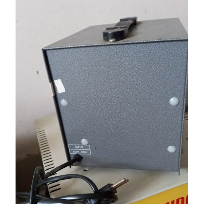 Ổn áp 650 va cũ hiệu sanly  như hình thật e chụp ạ .