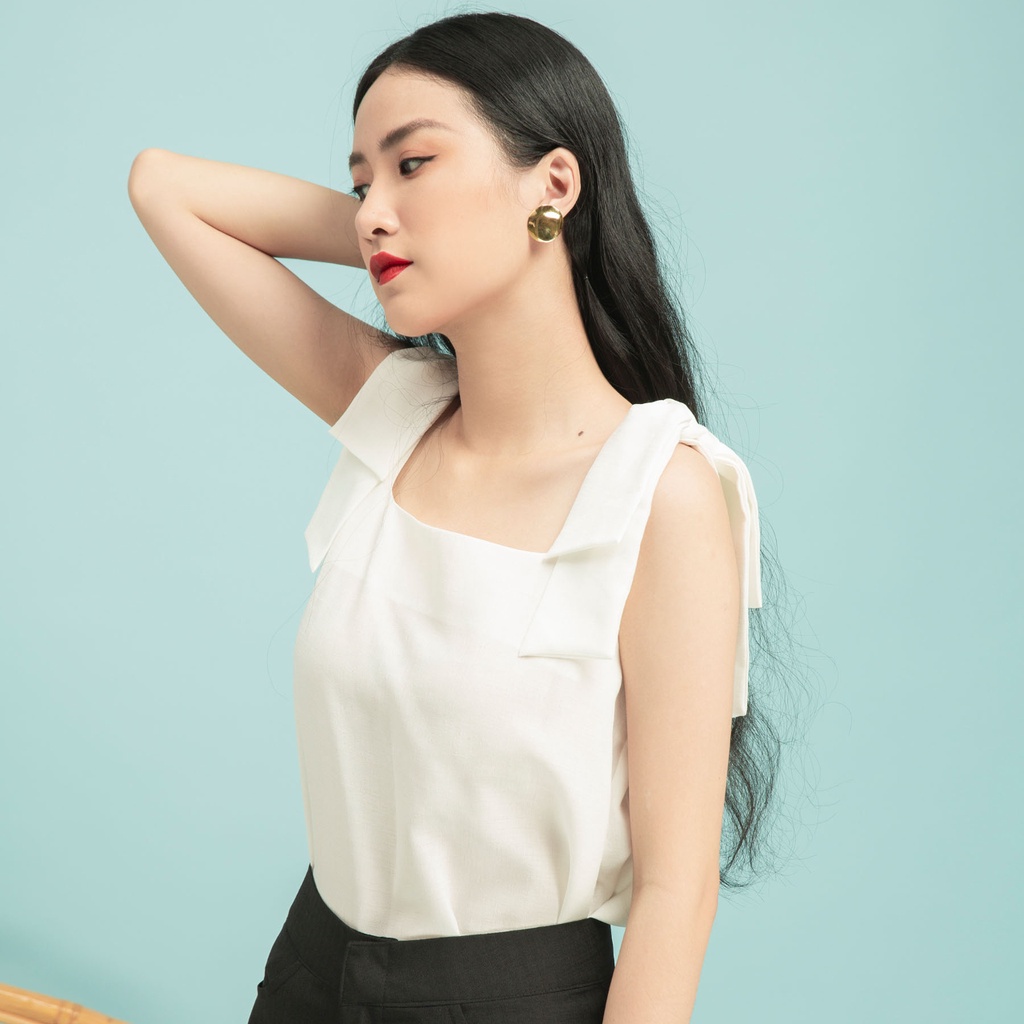 KIOBI – Áo kiểu Hebe W Bow form suông rộng, cổ vuông sát nách, nơ bản lớn đính trên vai, vải cotton bố trắng - KIA1972T