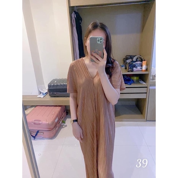 Váy cổ chữ V xếp ly nhỏ dáng xuông Thái