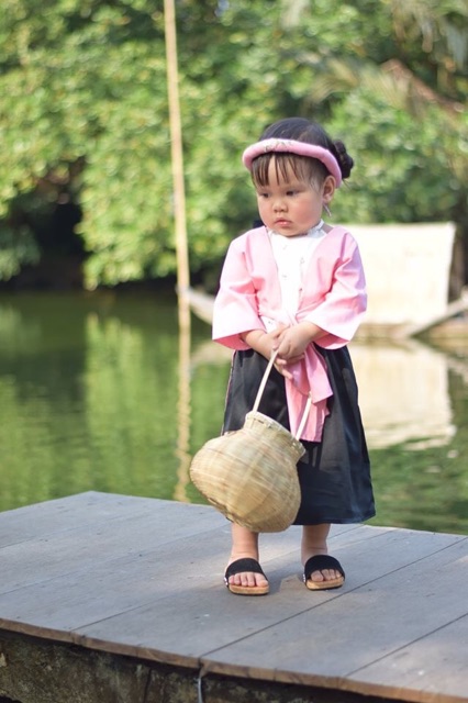 Áo tứ thân cho bé