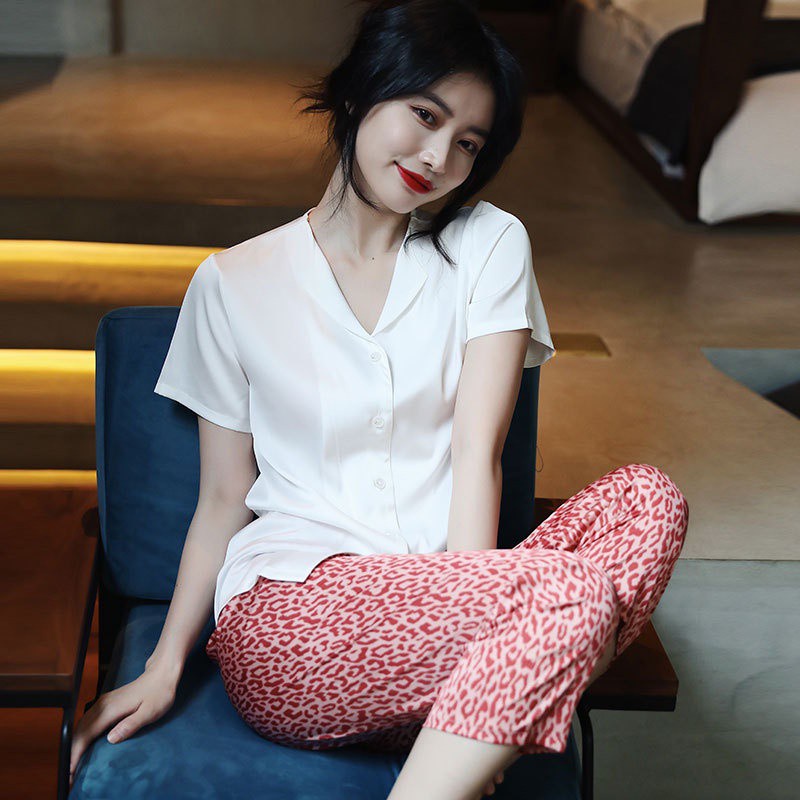 Bộ đồ ngủ gồm áo tay ngắn vải lụa lạnh và quần dài in họa tiết da báo thời trang hè cho nữ