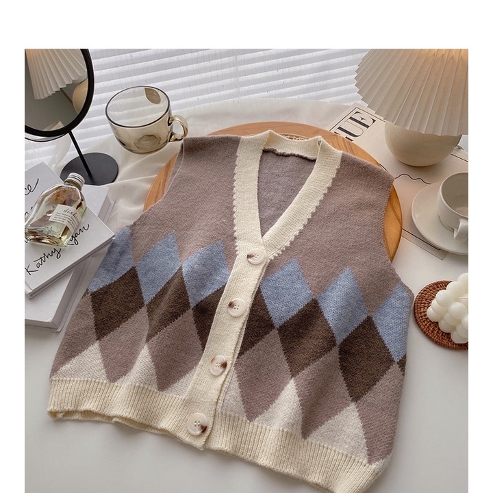 Áo len ghile họa tiết caro phối màu.