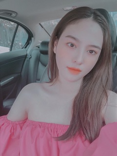 Váy hồng trễ vai