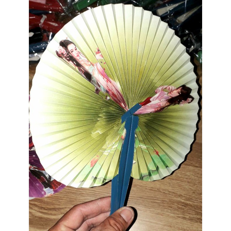 Một chiếc quạt giấy in hình xếp