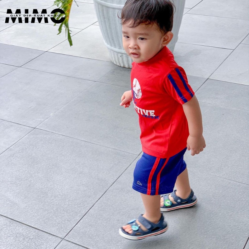 Tặng kèm jibit, Sandal cho bé đi học, đi chơi, Crocband Navy đỏ, bền đẹp,  đế ma sát cho bé trai
