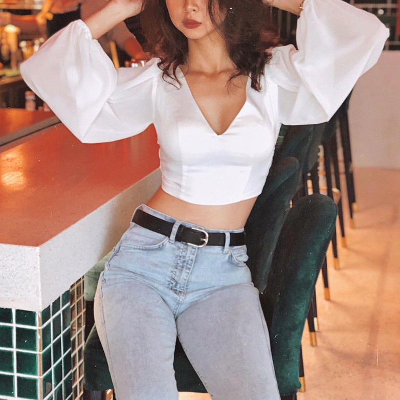 Áo croptop cổ V, tay dài thắt nơ sau lưng, có đính kèm mút ngực
