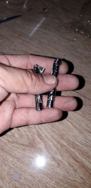 Một chiếc kèn thổi kêu làm móc khóa hoặc mặt dây chuyền bằng inox