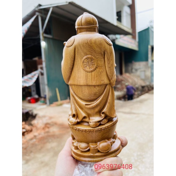 Tượng lão quản gia bằng gỗ