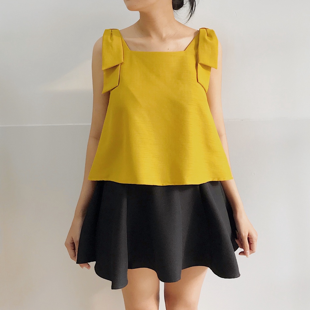 KIOBI – Áo kiểu Hebe W Bow form suông rộng, cổ vuông sát nách, nơ bản lớn đính trên vai, vải linen gân vàng - KIA2181V