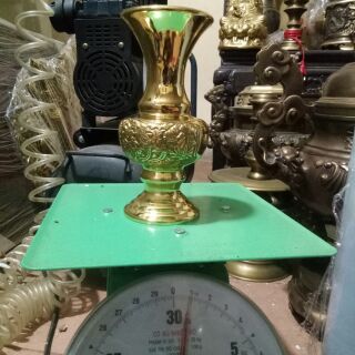 Lọ hoa bằng đồng cao 20cm, vàng bóng, đồng cát tút . Mẫu hoa dây, đồ đồng đúc công nghệ