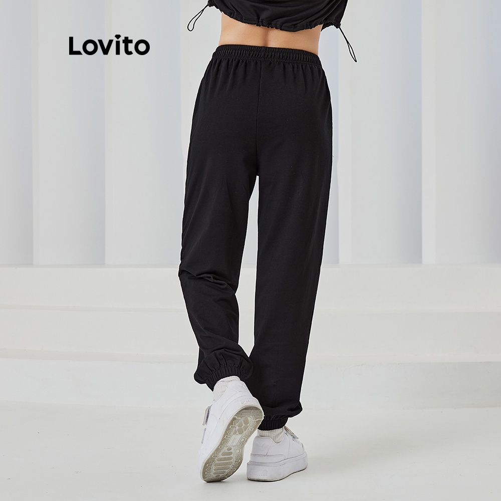 Quần jogger thể thao Lovito ống suông dài rộng cạp cao họa tiết chữ phối dây rút L04065 (Màu đen)