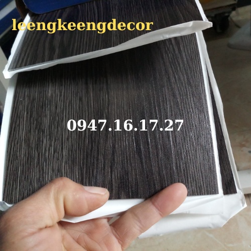 Miếng dán nền giả gỗ cho sàn nhà đẹp xinh keo sẵn tự dính màu đen nhựa nguyên sinh chống trơn chống xước hàng loại 1
