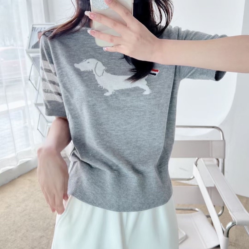 Áo len mỏng tay ngắn dáng rộng in hình con chó thương hiệu Thom Browne cao cấp