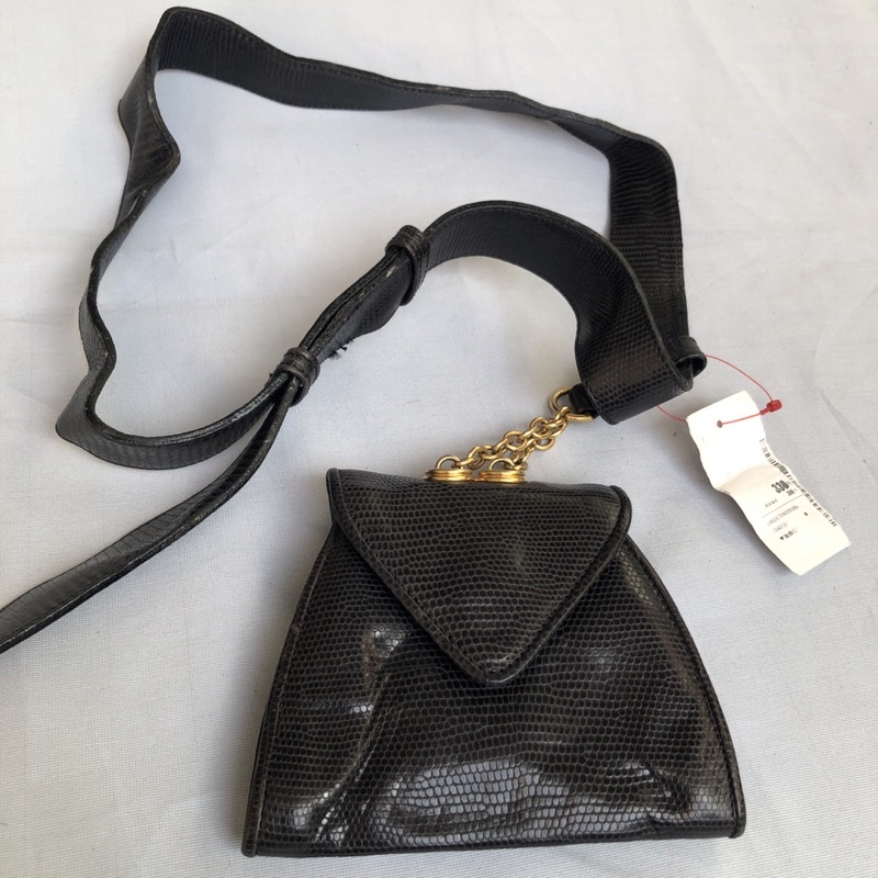 Túi chuẩn si. Túi qua sử dụng. Khách vui lòng xem hình nếu muốn biết thêm thông tin sản phẩm mời khách vô chat . Thanks.