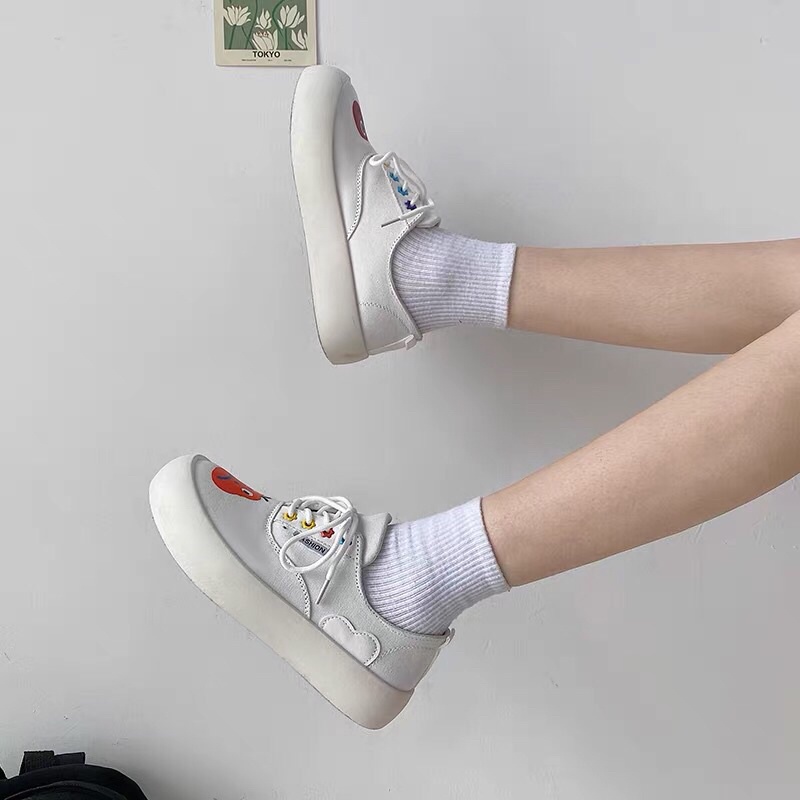 Giày thể thao đế bánh mì buộc dây hoạ tiết ngộ nghĩnh