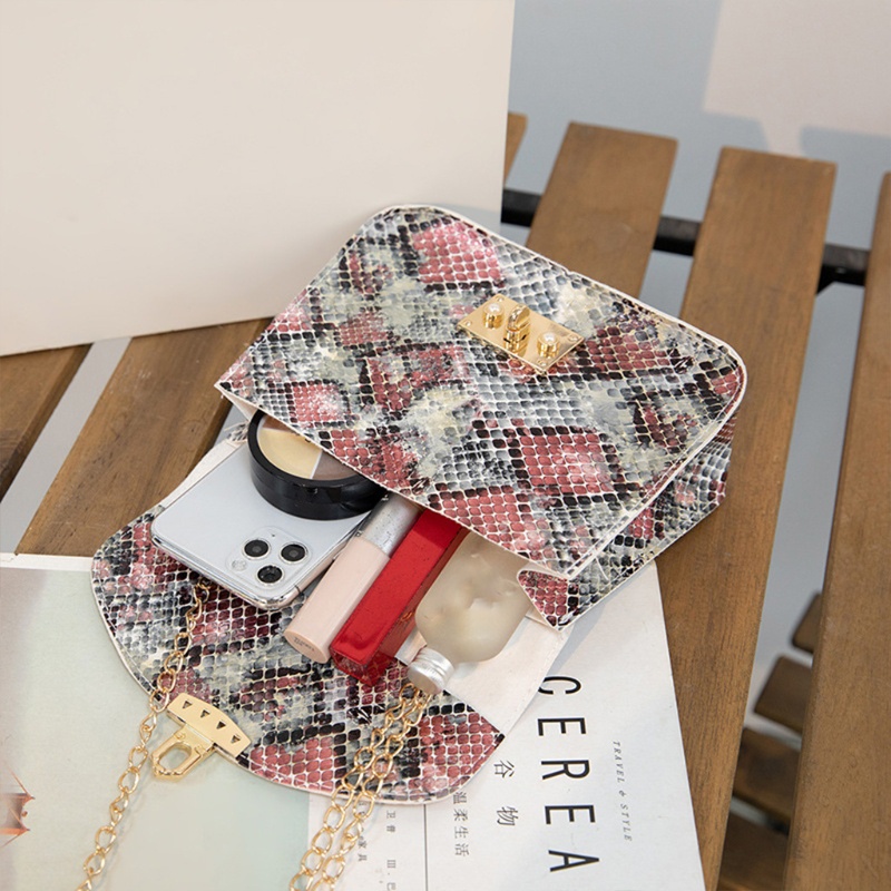 Túi Xách Đeo Vai Mini Hình Vuông In Họa Tiết Da Rắn Phối Dây Xích Và Ngọc Trai Thời Trang